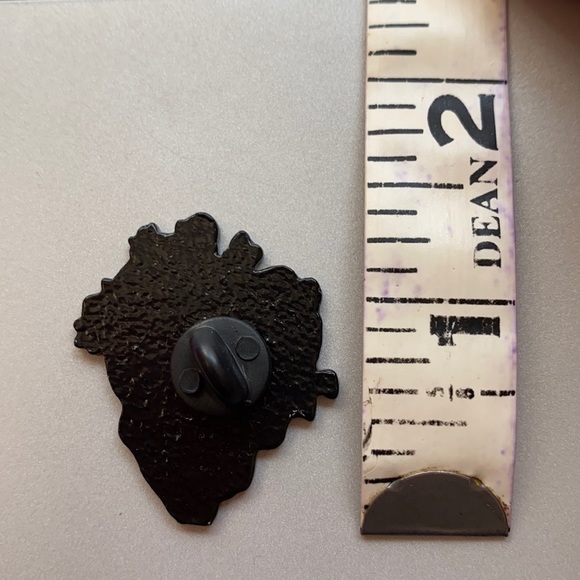 🍄 Overgrown Plants Skull Enamel Pin - Picture 5 of 5